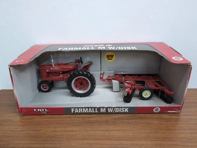 Conjunto de trator e disco de brinquedo agrícola 1/16 Ertl IH Farmall M - Imagem 1 de 4