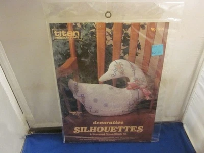 Titan Needlecraft Silhouettes Stamped Cross Stitch Kit Turning Goose FREE SHIP Foto 1 de 2