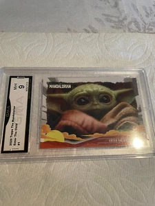 ENTER THE CHILD 2020 TOPPS THE MANDALORIAN BABY YODA #1 GRADO 9 L@@@K - Imagen 1 de 2