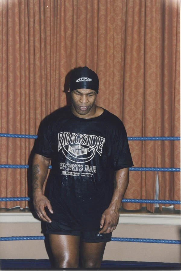 Mike Tyson Campeón Mundial de Boxeo Peso Pesado Cándido en Anillo Foto De Colección 8x12 Foto 1 de 1