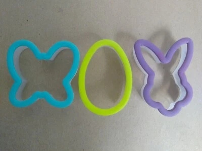 Juego de 3 cortadores de galletas de plástico con agarre cómodo de Pascua huevo, conejito, mariposa  Foto 1 de 2
