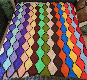 Manta afgana vintage tejida a ganchillo hecha a mano colorida a rayas onduladas 87" X 62" - Imagen 1 de 10