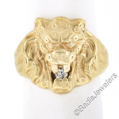 Anillo unisex de oro amarillo de 14 k pavé de diamantes de 0,04 quilates con textura detallada con cabeza de león 3D Foto 1 de 4