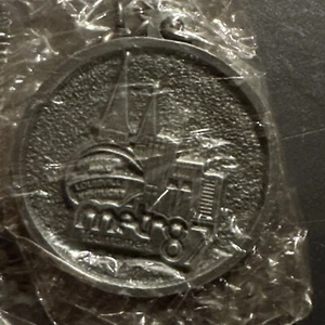 Metro Basketball Conference 1987 Keychain Louisville KY New Sealed Rare - Picture 1 of 3