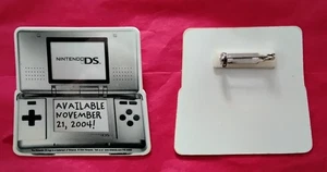 Seltener authentischer Nintendo DS November 2004 Launch Pin, einzigartig! - Bild 1 von 1