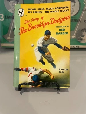 1949 "The Story of the Brooklyn Dodgers" Bantam PB 556 Introducción de Red Barber Foto 1 de 3