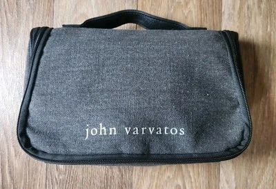 Bolsa de aseo de viaje John Varvatos. Gris 10"×7"×4" en dimensiones  Foto 1 de 4