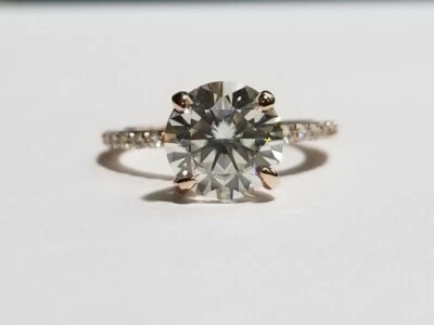 Anillo solitario de moissanita de 2,50 quilates con detalles de oro rosa de 14 k Charles&Colvard Foto 1 de 4