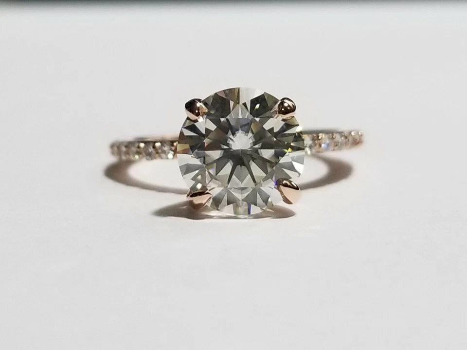 Anel solitário de moissanita 2,50 quilates com detalhes ouro rosa 14k Charles&Colvard - Imagem 1 de 4