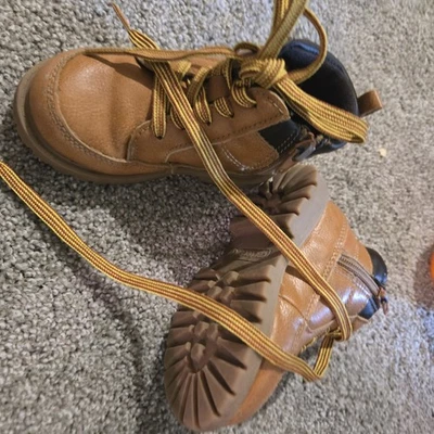 Botas de invierno Carter's para niños pequeños talla 7 tostadas elegantes resistentes con cordones amarillos y rojos Foto 1 de 4