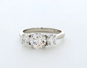 Anillo de compromiso de 3 piedras de oro macizo de 14 quilates diamante redondo cultivado en laboratorio G VVS2 - Imagen 1 de 8