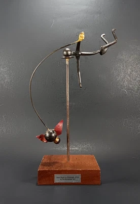 De Colección Escultura Cinética Equilibrando Hombre e Insecto Volador Acero Arte Industrial Hecho a Mano Foto 1 de 4
