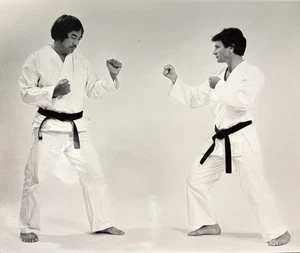 Foto De Colección Desconocida Cinturón Negro Maestros Karate Blanco y Negro - Imagen 1 de 3