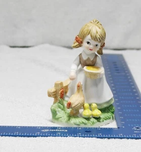 Statuina bambina che nutre polli mamma e polli 5" vintage - Foto 1 di 9