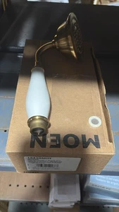 Ducha de mano Moen 154305BG Weymouth Eco-Performance en acabado dorado cepillado - Imagen 1 de 2