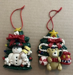 2 geformte Ton Weihnachtsschmuck Teddybär & Schneemann mit Bäumen & Geschenken EUC - Bild 1 von 5