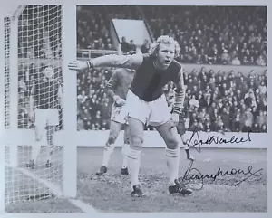 Foto autógrafa firmada por Bobby Moore West Ham United de 10" x 8" Copa Mundial 1966 certificado de autenticidad - Imagen 1 de 1