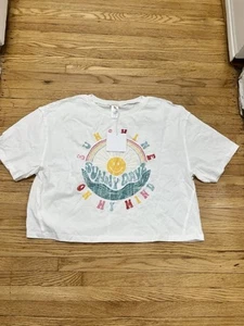 BaeVely Cropped Graphic T-Shirt Size M NWT - Picture 1 of 4
