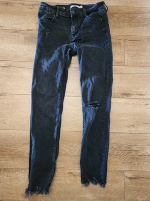 Pantalones de mezclilla Bershka desgastados gris oscuro ajustados tiro bajo talla 6 dobladillo crudo tobillo elástico Foto 1 de 4
