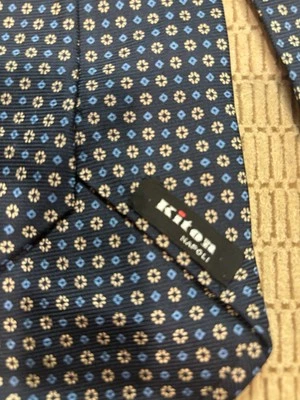 Corbata Kiton en azul oscuro con flores doradas Foto 1 de 4