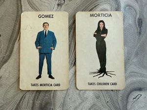 2 tarjetas familiares de Adam 1965 Gomez y Morticia originales Halloween TV - Imagen 1 de 6