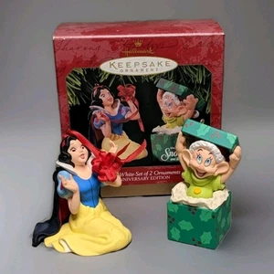HALLMARK RICORDO ORNAMENTO BIANCO NEVE SET DI 2 ORNAMENTI EDIZIONE ANNIVERSARIO - Foto 1 di 15