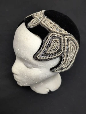 Sombrero único con cuentas de los años 50, perlas y pedrería, flores Evanston Illinois Foto 1 de 4