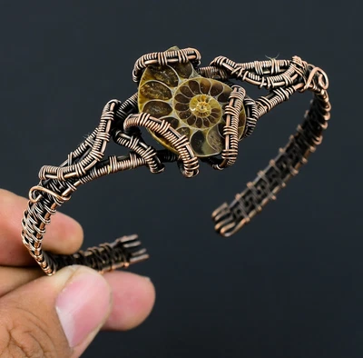 Brazalete ajustable envuelto en alambre de cobre con piedras preciosas hechas a mano fósil de amonita Foto 1 de 4
