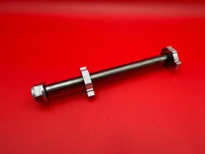 2003 - 2007 KTM 525 EXC OEM REAR AXLE BACK WHEEL RIM PIVOT BOLT 77310085044 450 - Foto 1 di 9