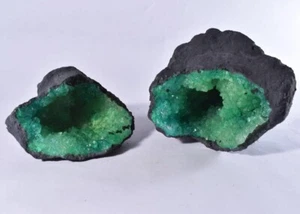 Geoda de cuarzo entero dividido grande con cristales verdes teñidos par a juego - Imagen 1 de 4