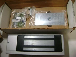 Securitron M68 1200 libras doble voltaje Magnalock  - Imagen 1 de 5