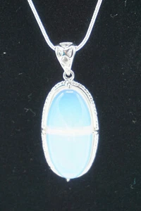 Silberkette mit ovalem gerahmten Opal-Anhänger - Bild 1 von 4