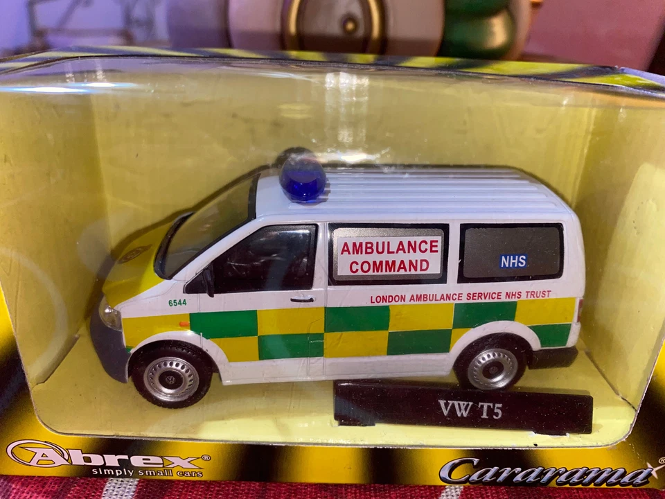 Volkswagen T5 London Ambulance Command Cararama Abrex 1:43 - Immagine 1 di 1