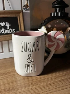 Rae Dunn SUGAR & SPICE Rosa Süßigkeiten 3D Griff Weihnachten Urlaub Becher - Bild 1 von 4