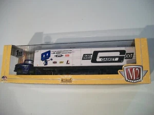M2 Machines 19558 CHEVROLET SPARTAN LCF& MR. GASKET TRAILER Auto-Haulers 1:64 - Picture 1 of 5