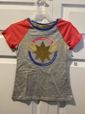 Camiseta nova com etiquetas Marvel "Capitã Marvel" meninas lantejoulas reversíveis estrela cinza, rosa roxo - Imagem 1 de 4