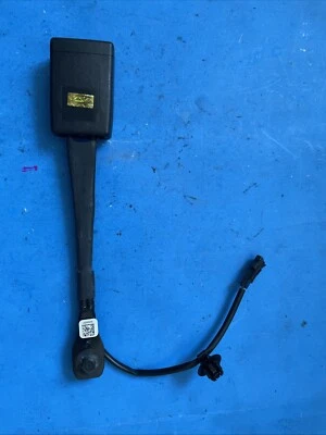 2018–2024 CHEVROLET EQUINOX ПЕРЕДНЯЯ ЛЕВАЯ БОКОВАЯ ПРЯЖКА РЕМНЯ БЕЗОПАСНОСТИ OEM - Изображение 1 из 4