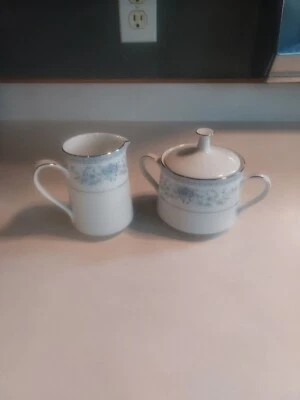 Juego de crema y azucarero Noritake Blue Hill con tapa 2482 azul blanco floral Foto 1 de 4