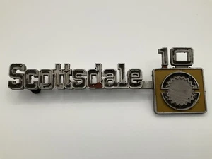 Vtg 75 76 77 78 79 80 Chevy Scottsdale 10 Truck Vehicle Emblem Badge 349690 - Foto 1 di 9