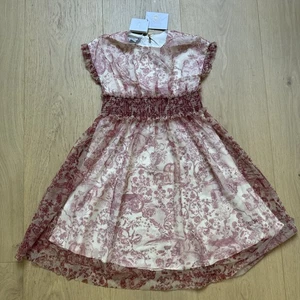 Neu mit Etikett 100 % authentisches Christian Dior Kleid für Mädchen - Größe 6 Jahre - rosa/rot - Bild 1 von 14