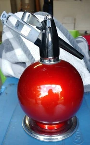Botella de agua seltzer Globemaster de metal rojo vintage mediados de siglo vajilla con base - Imagen 1 de 12