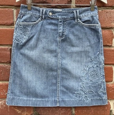 Falda vaquera WHBM para mujer talla 4 hasta la rodilla bordada azul lavado medio Foto 1 de 4