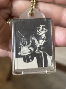 Sehr alter Vintage Schlüsselanhänger Zauberer zieht ein Kaninchen aus dem Hut bewegt es aktiv - Bild 1 von 10