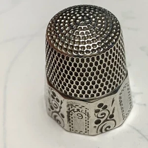 Vintage Sterling Thimble ( Simons Bros Co. ) . ID. Number 675 - Picture 1 of 3
