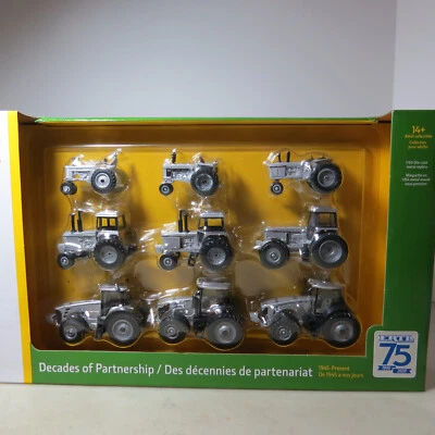Set trattore Ertl John Deere decenni di partnership argento 1/64 JD-45729N-0TP-B - Immagine 1 di 4