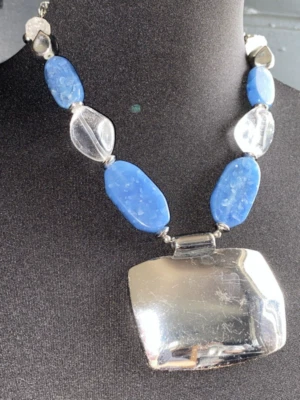 Collar Chico's Tono Plata Boho Grueso Medallón Distintivo Foto 1 de 4