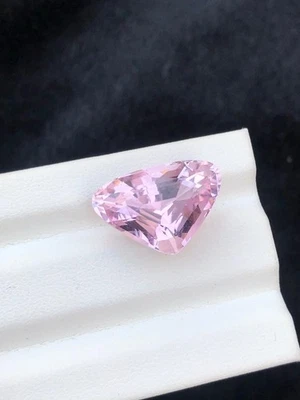 Piedra preciosa suelta de 12,60 quilates corte natural rosa kuncita forma trillón de Afganistán Foto 1 de 4