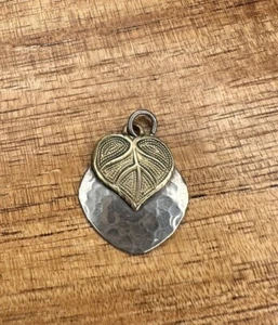 Ciondolo foglia in ottone e sterling - Foto 1 di 3