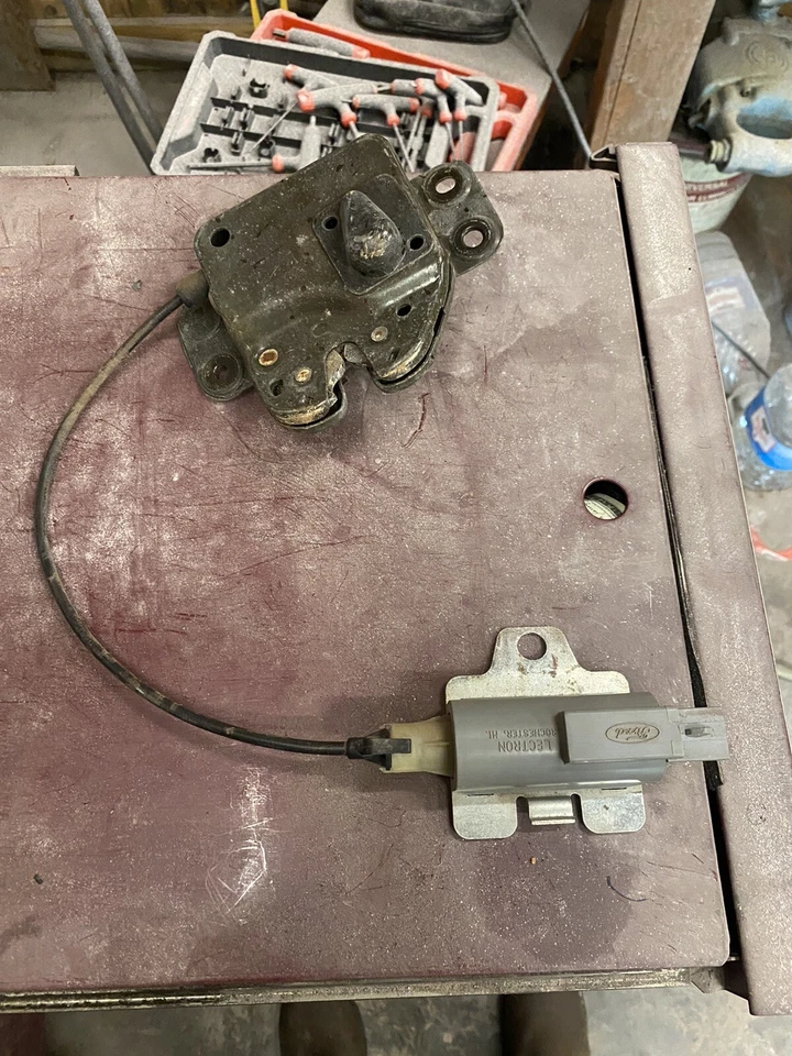 1994 1995 1996 1997 Ford Thunderbird LX Trunk Lock Latch Solenoid - Image 1 of 4