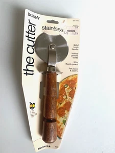 Vintage BONNY Kitchen Utensil PIZZA CUTTER Birch Thumb Guard 1978 2.25" USA NWT - Picture 1 of 4